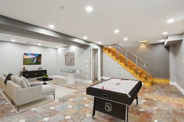 6857 N Knox Avenue, Lincolnwood, IL 60712