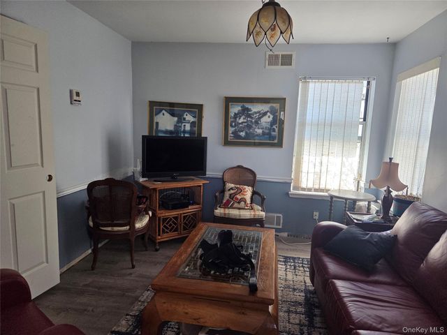 11 Turnberry Court, Middle Island, NY 11953