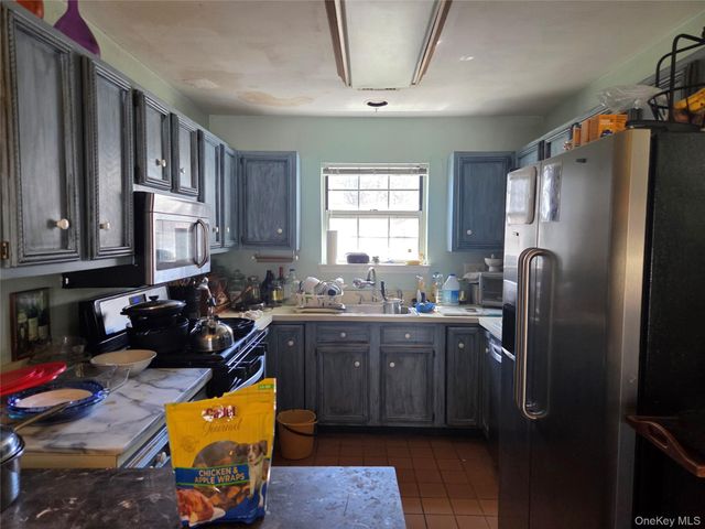 11 Turnberry Court, Middle Island, NY 11953
