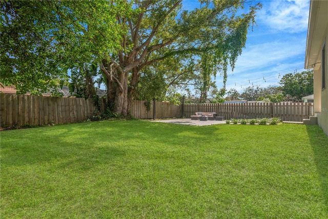 2524 LAKE ELLEN LANE, Tampa, FL 33618