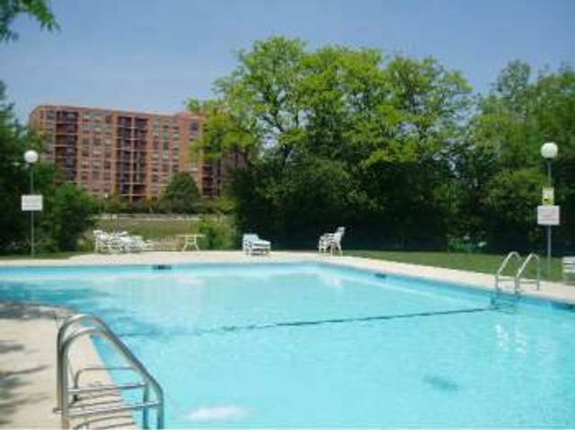 5950 OAKWOOD Drive 2G, Lisle, IL 60532