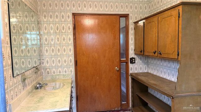 1009 S Missouri Avenue, Weslaco, TX 78596