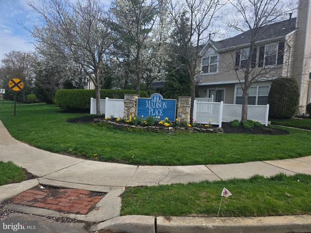 2602 SAXONY DR, Mount Laurel, NJ 08054