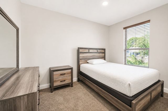 411 N Dwight Avenue, Dallas, TX 75211