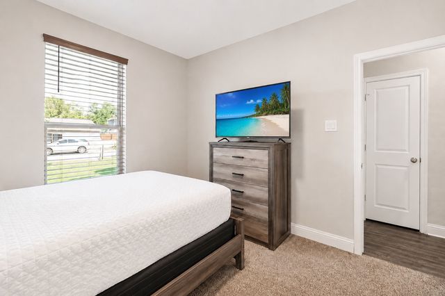 411 N Dwight Avenue, Dallas, TX 75211