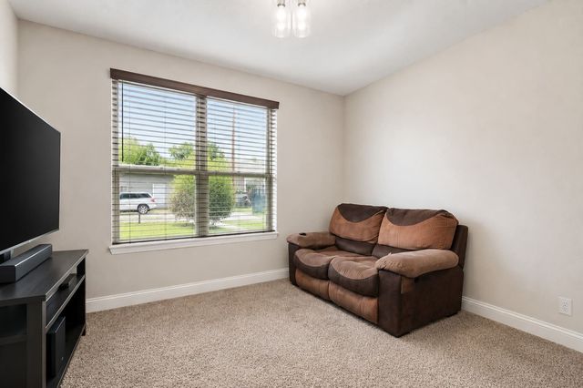 411 N Dwight Avenue, Dallas, TX 75211