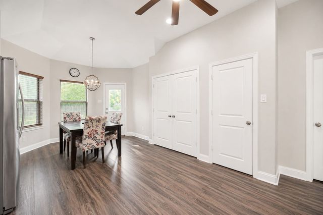 411 N Dwight Avenue, Dallas, TX 75211
