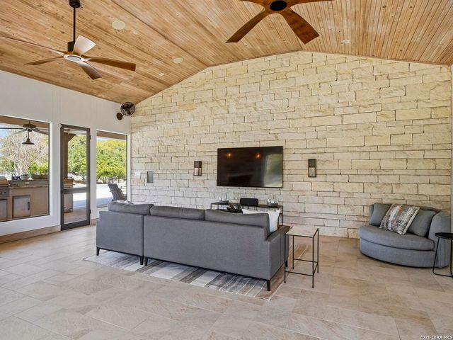 102 Santa Fe Trl, Boerne, TX 78006