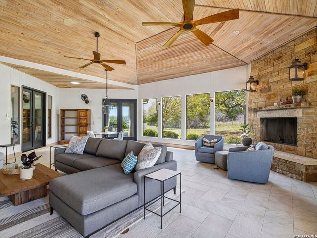 102 Santa Fe Trl, Boerne, TX 78006
