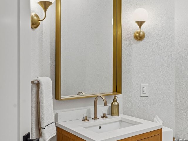 102 Santa Fe Trl, Boerne, TX 78006