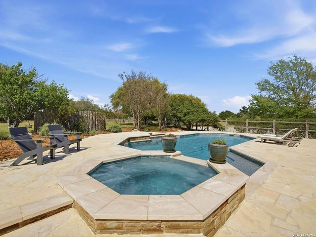 102 Santa Fe Trl, Boerne, TX 78006