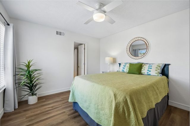 217 Cimarron Trail 5, Irving, TX 75063