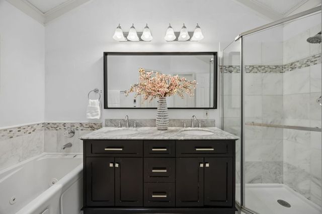 217 Cimarron Trail 5, Irving, TX 75063