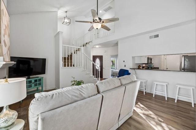 217 Cimarron Trail 5, Irving, TX 75063
