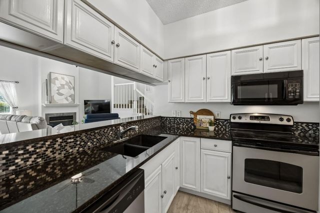 217 Cimarron Trail 5, Irving, TX 75063