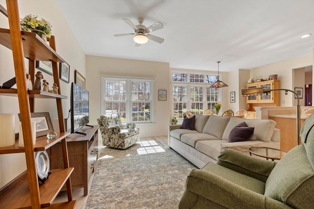 15 Pheasant Ln 15, Bedford, MA 01730
