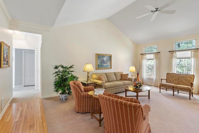 15 Pheasant Ln 15, Bedford, MA 01730