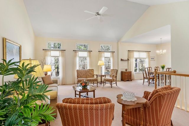 15 Pheasant Ln 15, Bedford, MA 01730