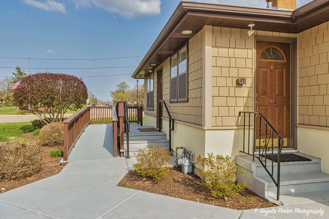 4017 Old Grand Avenue, Gurnee, IL 60031