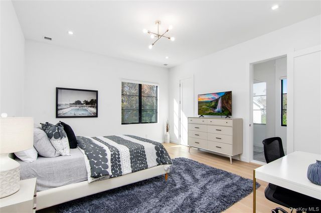 4 Piperwoods Lane, Quogue, NY 11959