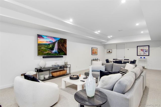 4 Piperwoods Lane, Quogue, NY 11959