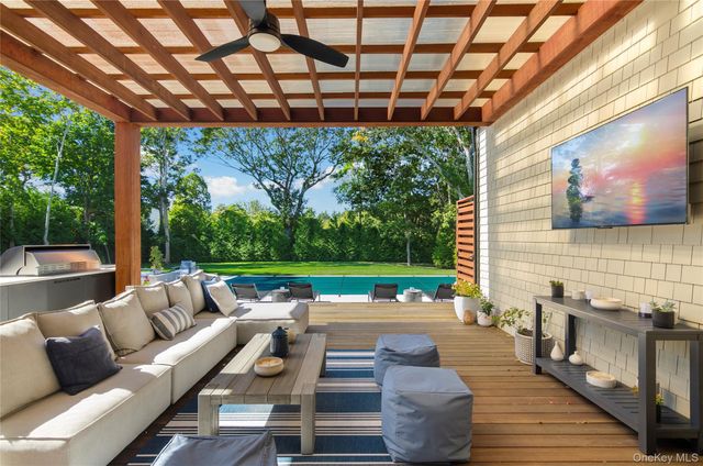 4 Piperwoods Lane, Quogue, NY 11959