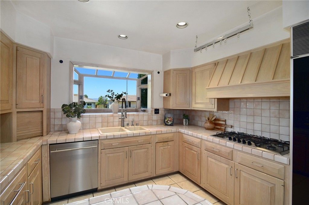 Image 14 of property listing at 22548 Waterbury Street, Woodland Hills, CA 91364