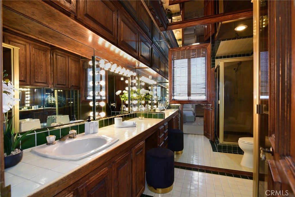 Image 29 of property listing at 22548 Waterbury Street, Woodland Hills, CA 91364