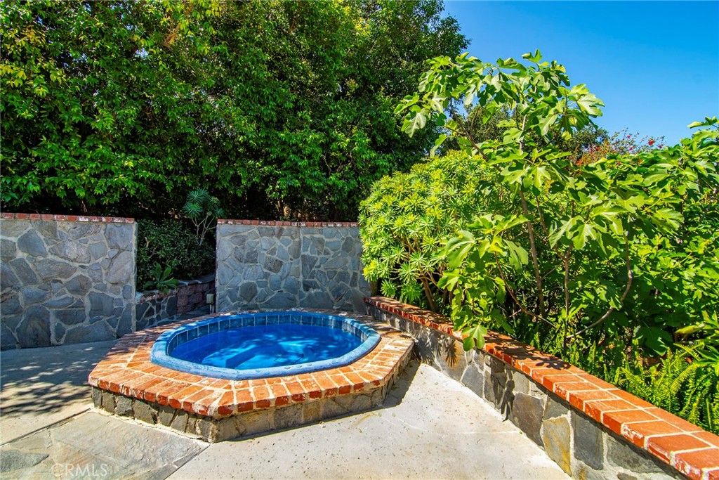 Image 41 of property listing at 22548 Waterbury Street, Woodland Hills, CA 91364