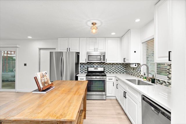 3805 Moonbeam Dr, Sacramento, CA 95827