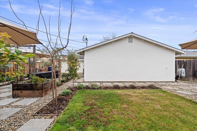 3805 Moonbeam Dr, Sacramento, CA 95827