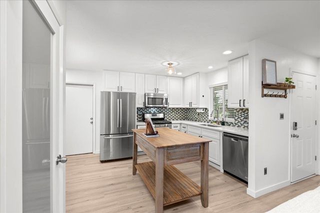 3805 Moonbeam Dr, Sacramento, CA 95827