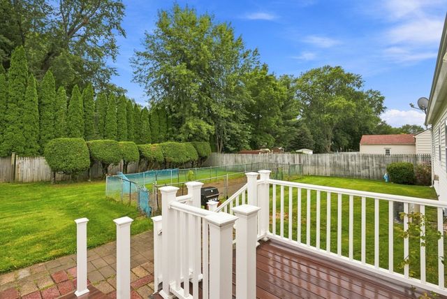 13 Parker St, Agawam, MA 01001