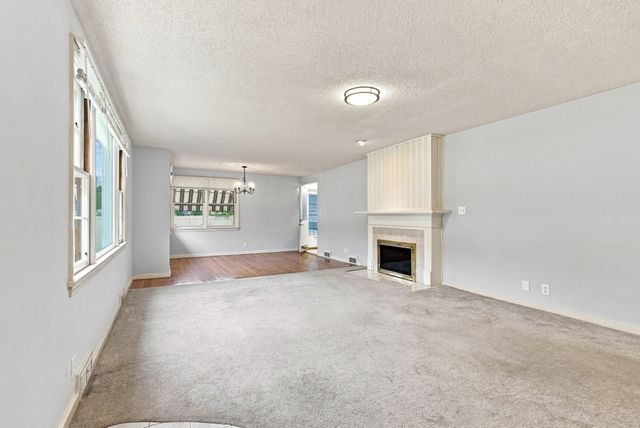 13 Parker St, Agawam, MA 01001