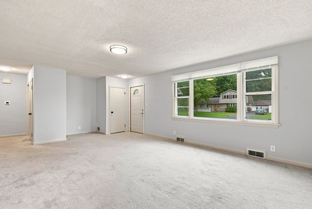 13 Parker St, Agawam, MA 01001