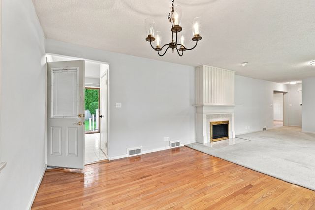 13 Parker St, Agawam, MA 01001