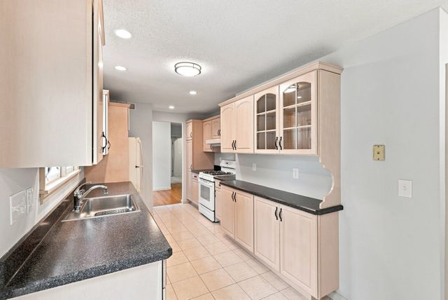 13 Parker St, Agawam, MA 01001