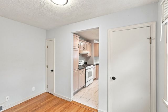 13 Parker St, Agawam, MA 01001