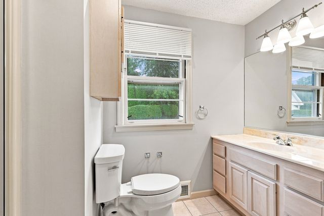 13 Parker St, Agawam, MA 01001