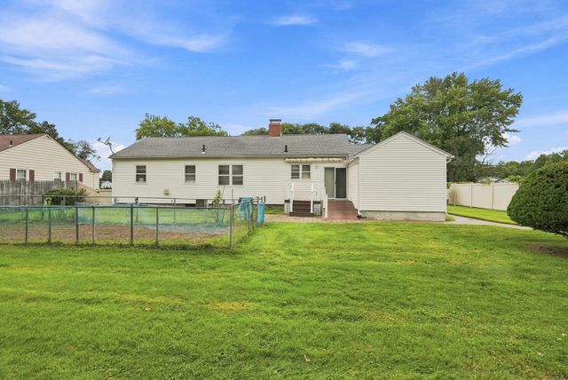 13 Parker St, Agawam, MA 01001