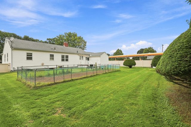 13 Parker St, Agawam, MA 01001