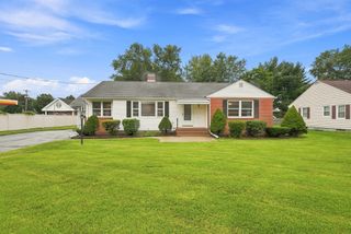 13 Parker St, Agawam, MA 01001
