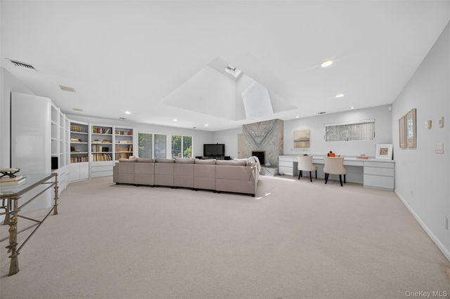 8 Victorian Lane, Brookville, NY 11545