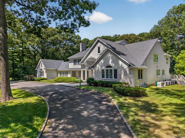 8 Victorian Lane, Brookville, NY 11545
