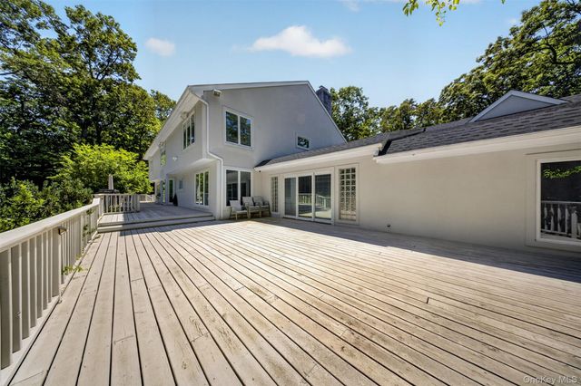 8 Victorian Lane, Brookville, NY 11545