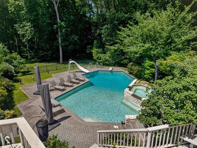 8 Victorian Lane, Brookville, NY 11545