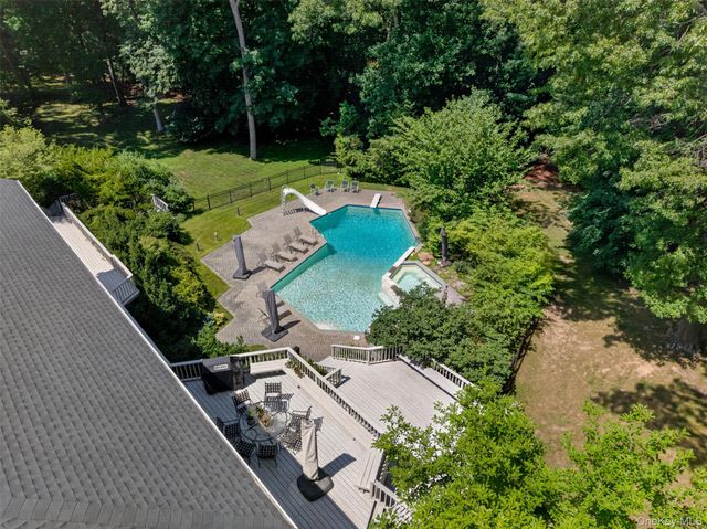 8 Victorian Lane, Brookville, NY 11545