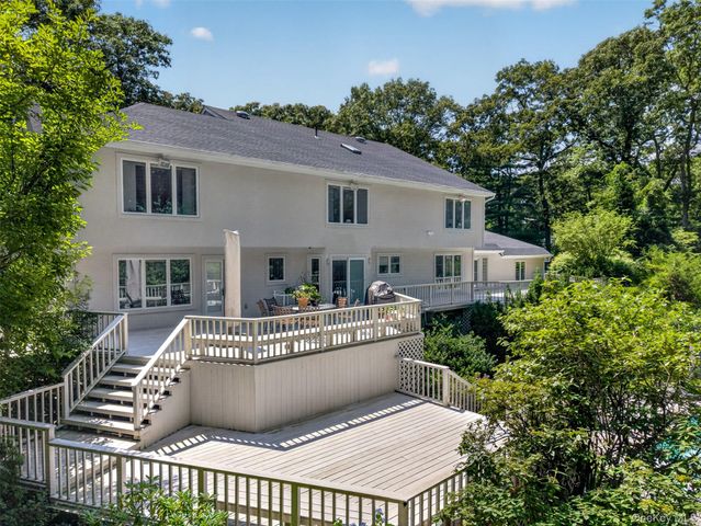 8 Victorian Lane, Brookville, NY 11545