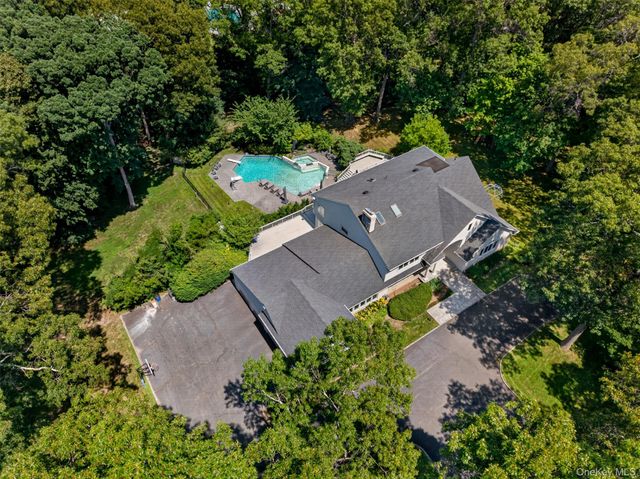 8 Victorian Lane, Brookville, NY 11545