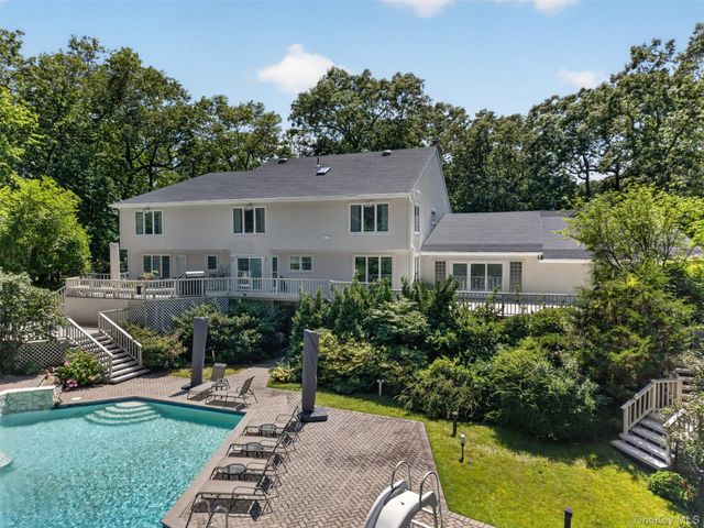 8 Victorian Lane, Brookville, NY 11545